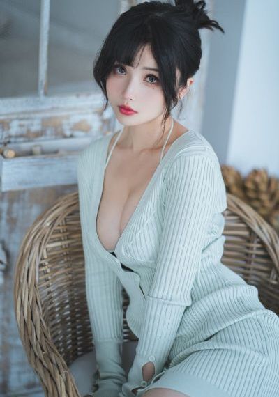 伸进肚兜揉捏她的乳尖_HD天堂在线