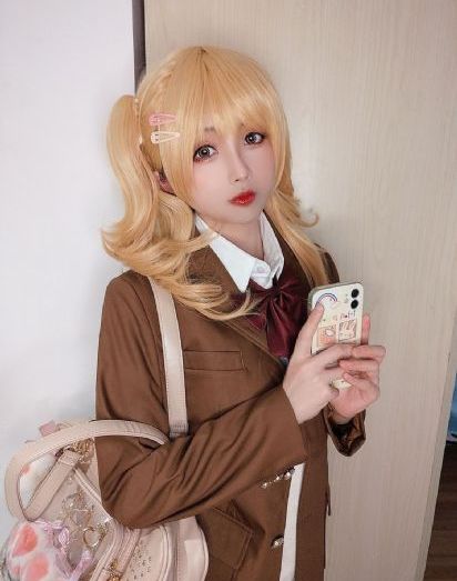 男生很用力的握女生手腕_超清电影全集观看